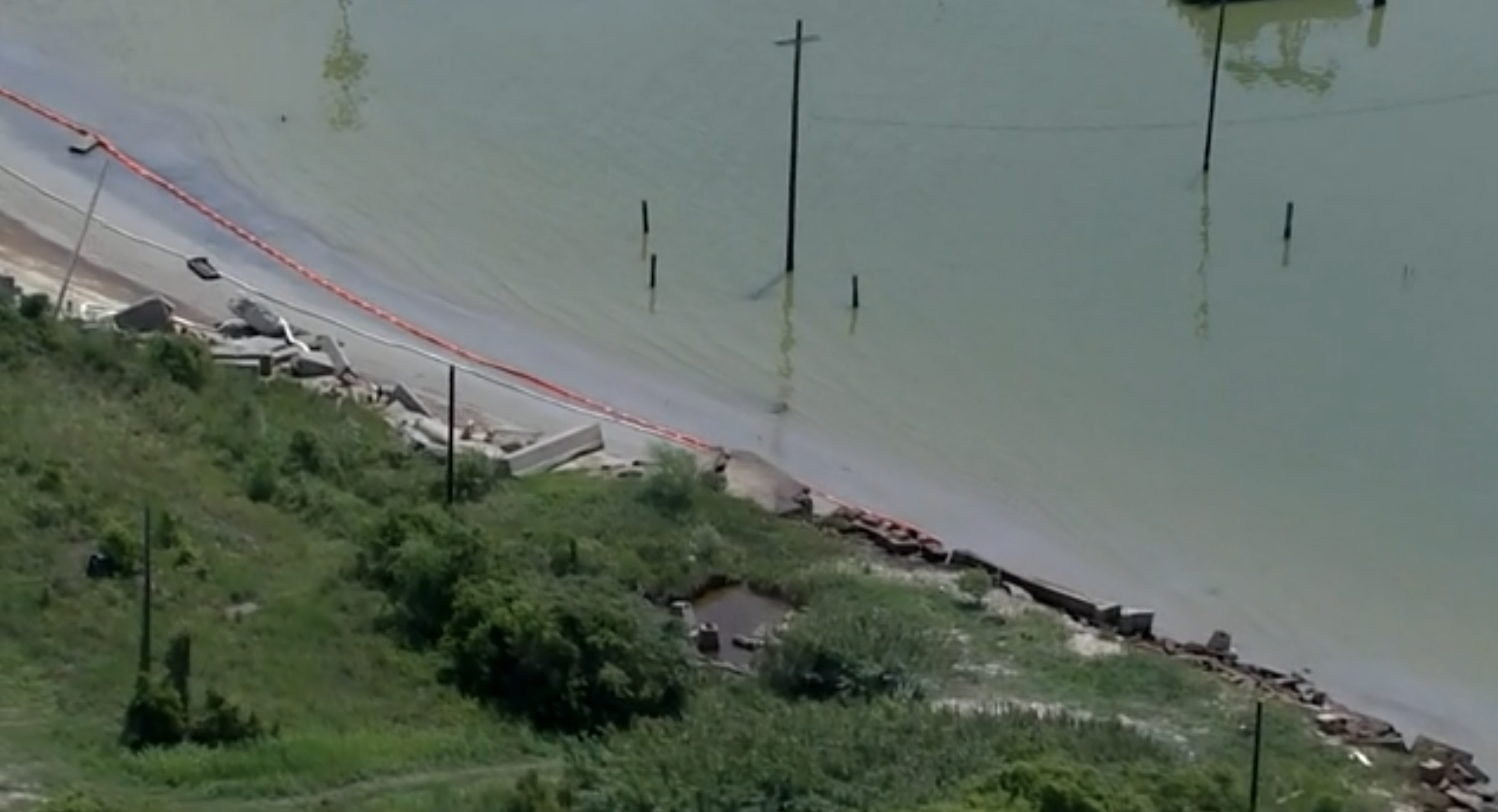Texas oil spill has responders performing major clean-up effort - Vimarsana News
